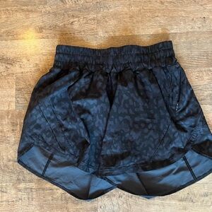 Track That Lined Shorts - Black Camo - Lululemon - Size 6